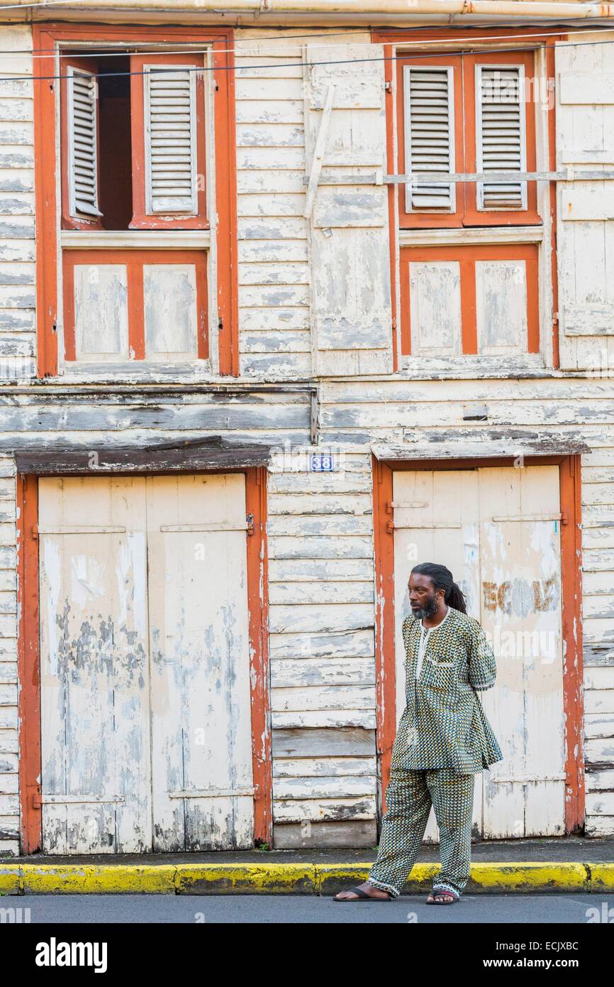 Francia, Guadalupa (Indie occidentali francesi), Basse Terre, città vecchia, vivere al di fuori della sua casa in legno Foto Stock