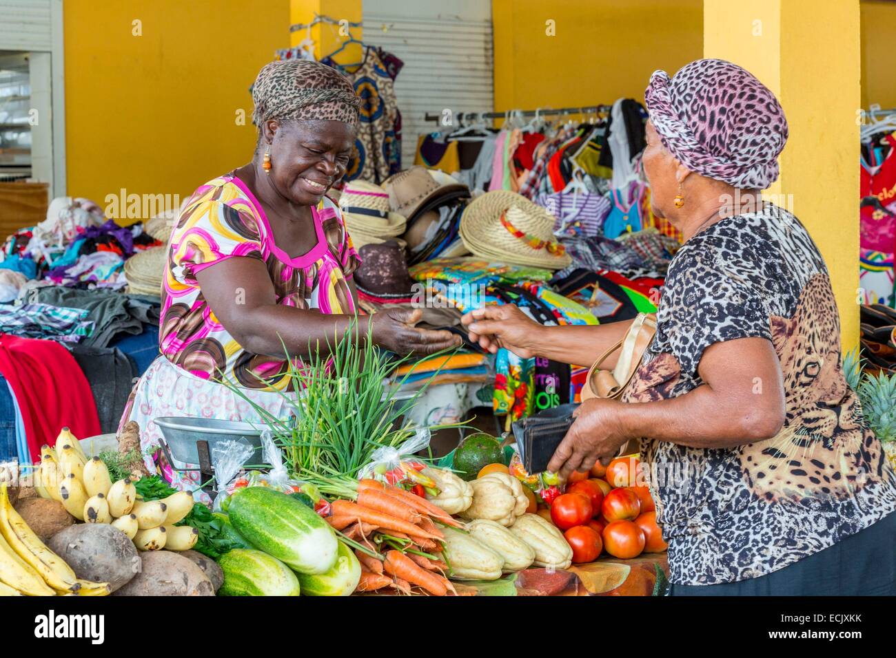 Francia, Guadalupa (Indie occidentali francesi), Marie Galante, Grand Bourg, mercato di cibo e vestiario Foto Stock