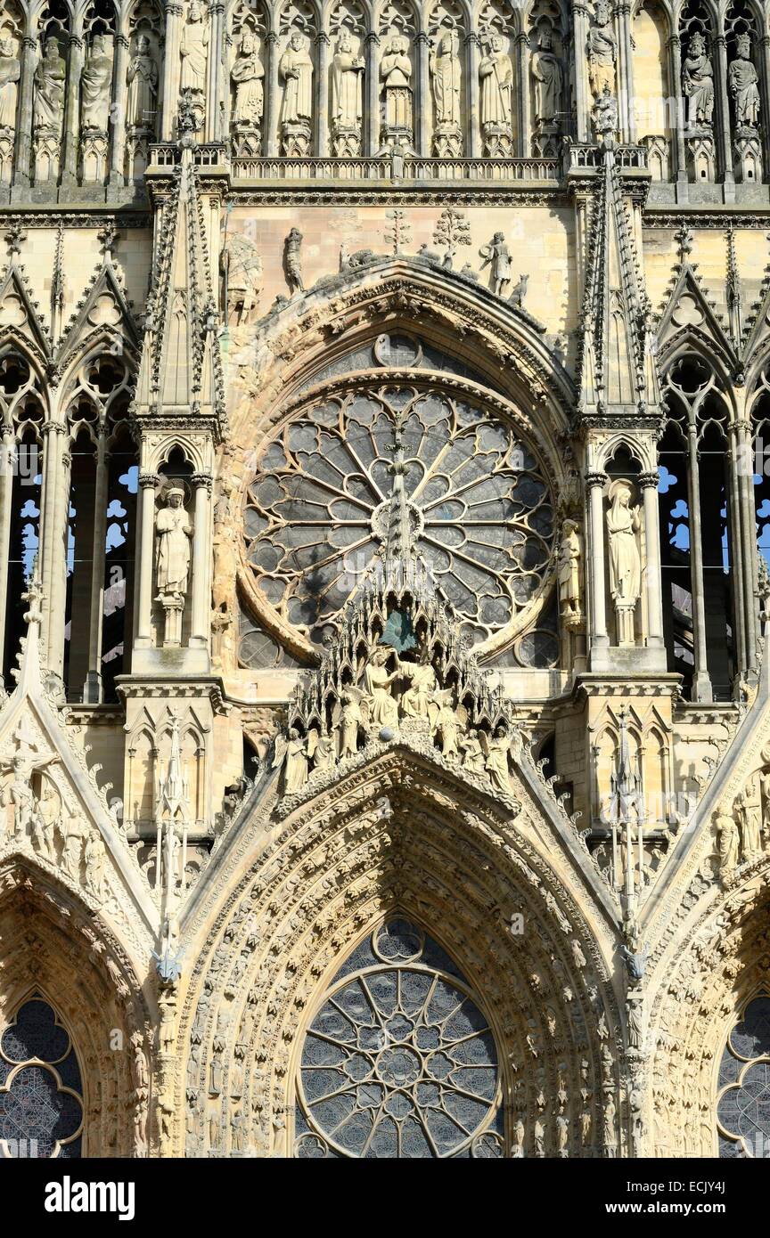 Francia, Marne, Reims, la cattedrale di Notre Dame de Reims cattedrale, elencato come patrimonio mondiale dall'UNESCO, la facciata occidentale, il Battesimo di Clodoveo (centro) dal Vescovo San Remi e il grande rosone Foto Stock