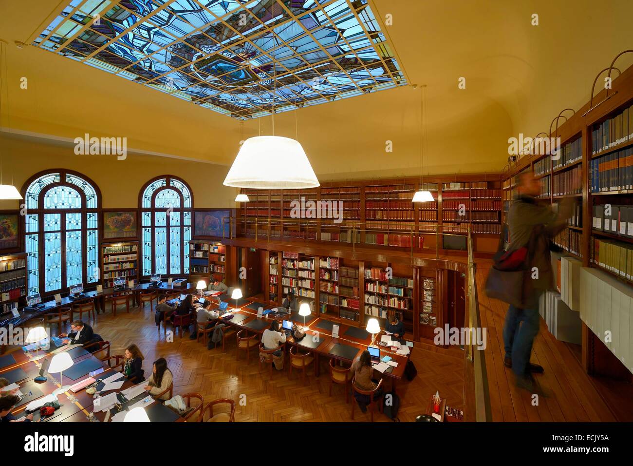 Francia, Marne, Reims, la Carnegie Library in stile Art Nouveau, le tre finestre a bovindo e il vetro del tetto della sala di lettura sono stati progettati dal maestro vetraio di Nancy Jacques Gruber Foto Stock