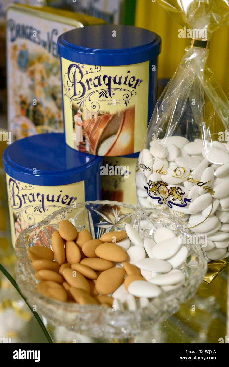 Francia, Meuse, Verdun, Braquier confetti fabbrica, confetti assortiti (confetto) mandorle in sacchi o scatola di stagno Foto Stock
