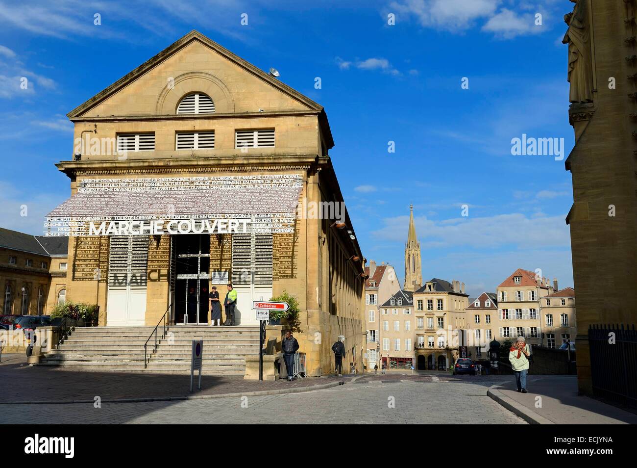 Francia, della Mosella, Metz, il mercato coperto è un mercato hall si trova a destra sul bordo della Cattedrale Foto Stock