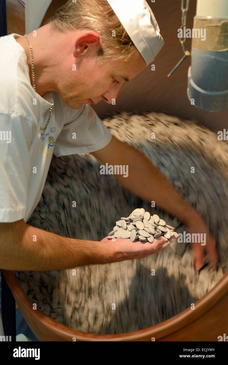 Francia, Meuse, Verdun, Braquier confetti (confetto) fabbrica, sbucciare le mandorle, operazione destinata a coprire le mandorle con un foglio di pellicola e di evitare che l'olio di migrare verso l'esterno Foto Stock