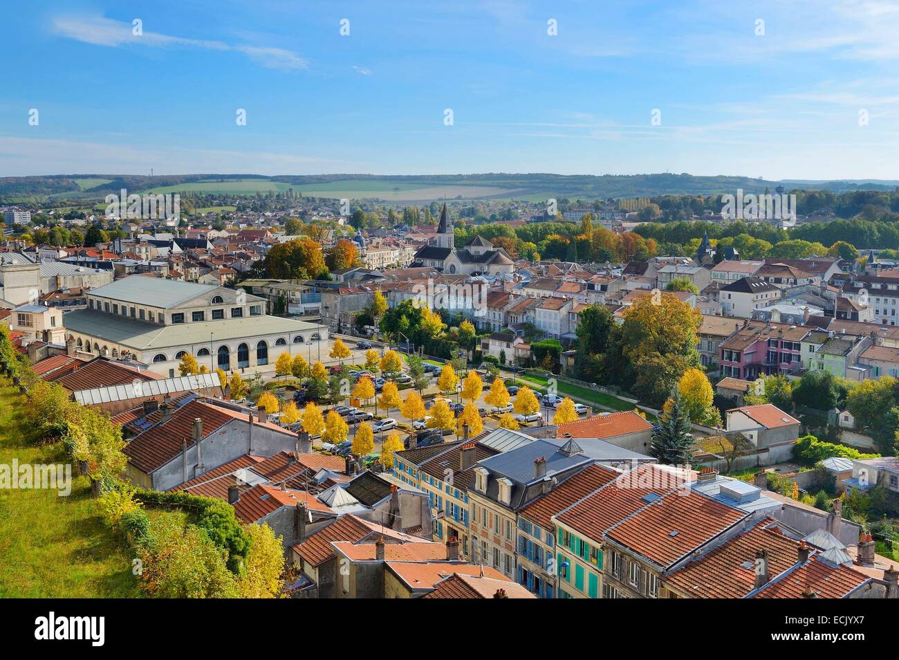 Francia, Meuse, Verdun, il mercato coperto di sinistra e di Saint Sauveur chiesa in medio Foto Stock