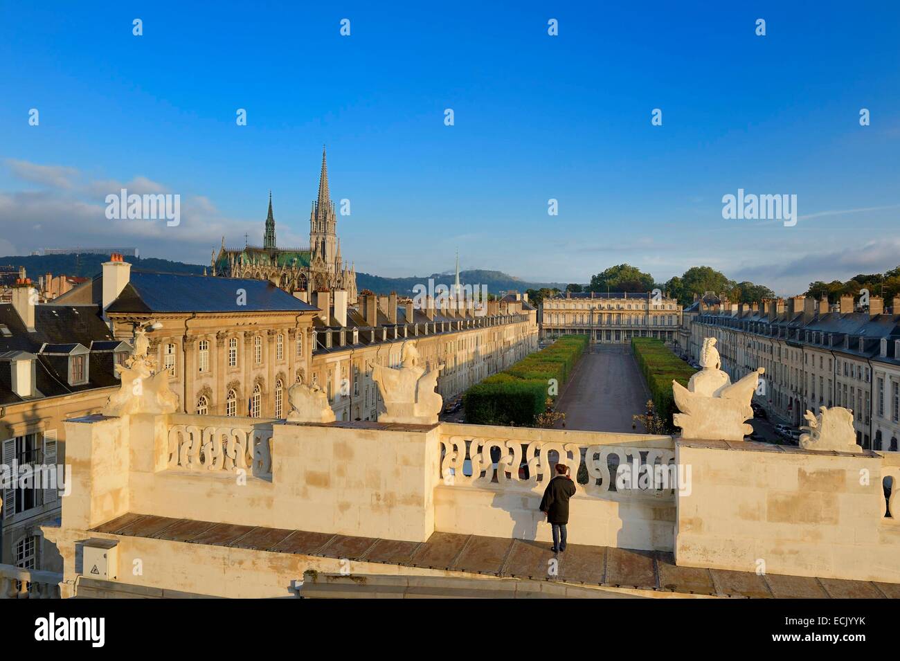 Francia, Meurthe et Moselle, Nancy, Palazzo del Governo sulle carriere square e Saint Epvre chiesa Foto Stock