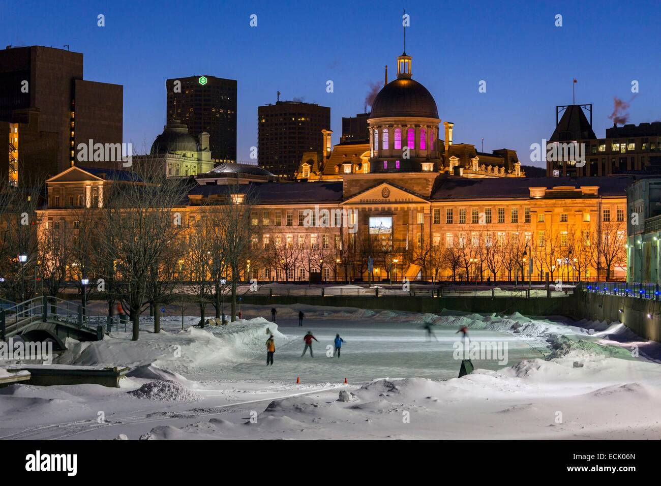 Canada, Provincia di Quebec, Montreal in inverno, centro di Porto Vecchio e gli spazi esterni del pattinaggio su ghiaccio in corrispondenza del fondo della Vecchia Montreal, Bonsecours Market e il centro cittadino di torri Foto Stock