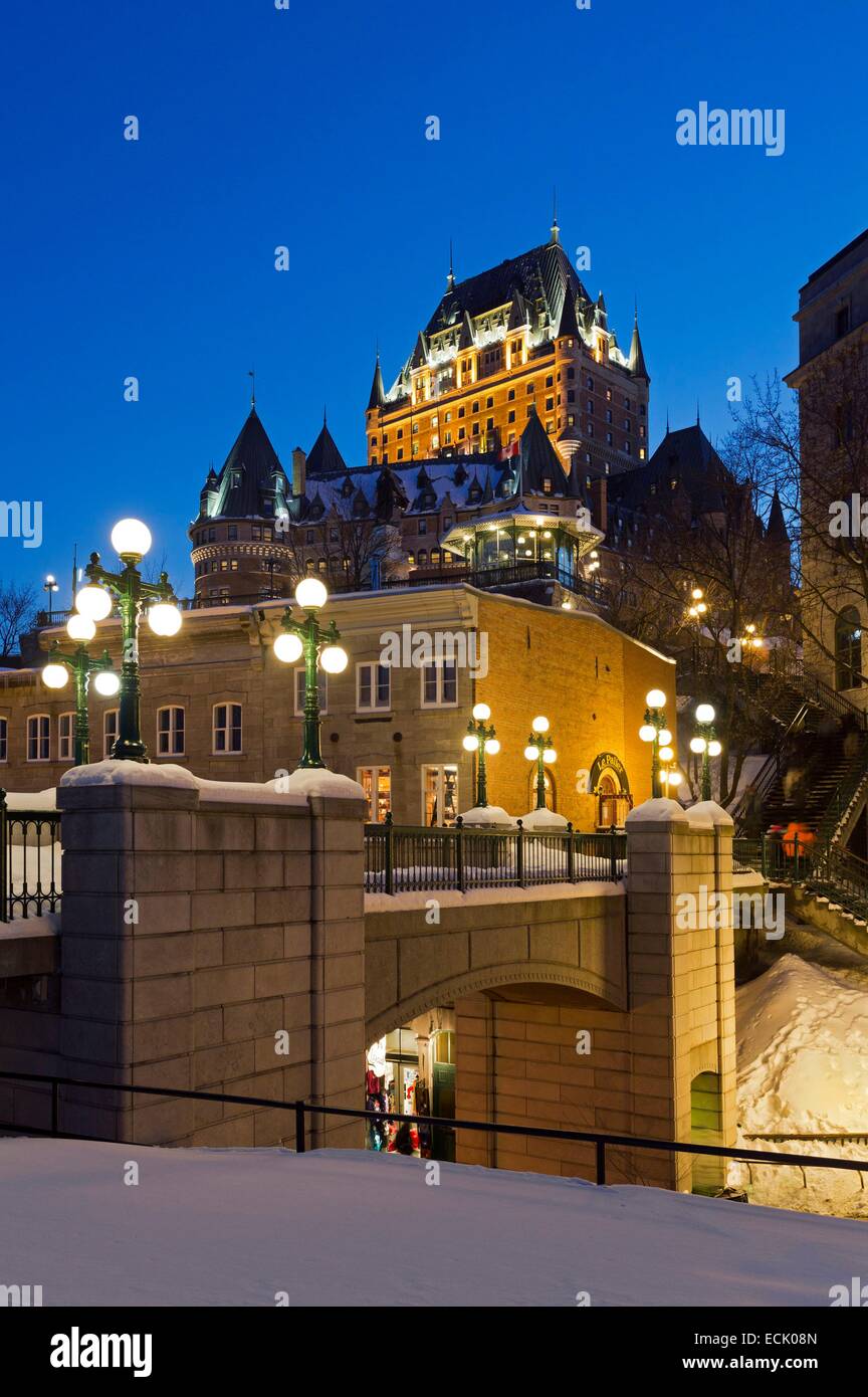 Canada, Québec, Provincia di Quebec City in inverno, della Vecchia Québec dichiarato patrimonio mondiale dall'UNESCO, il Petit-Champlain e Chateau Frontenac nel crepuscolo Foto Stock