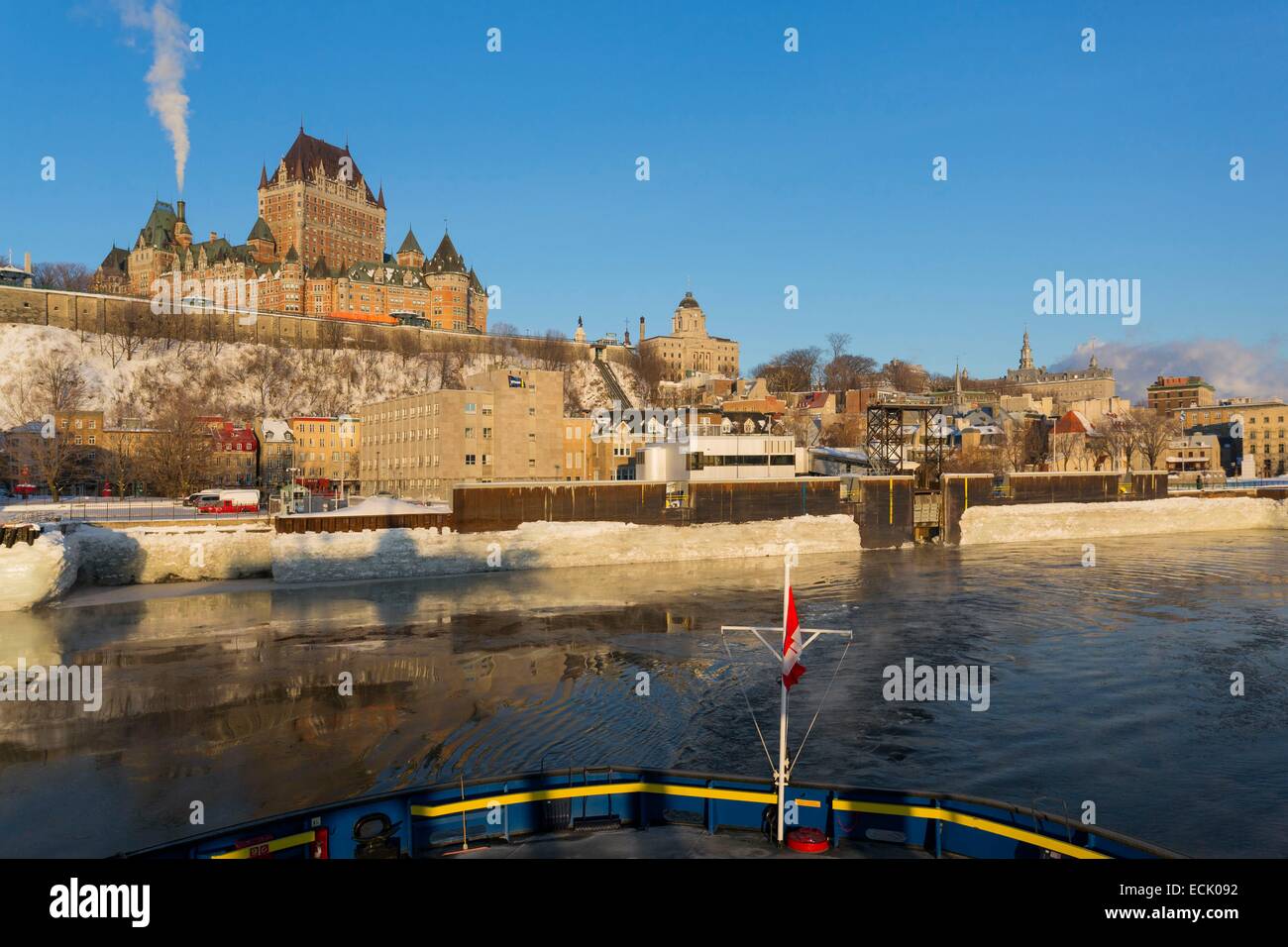 Canada, Québec, Provincia di Quebec City in inverno, della Vecchia Québec dichiarato patrimonio mondiale dall'UNESCO, la città bassa, il Petit-Champlain e Chateau Frontenac e la partenza del traghetto per Levis Foto Stock