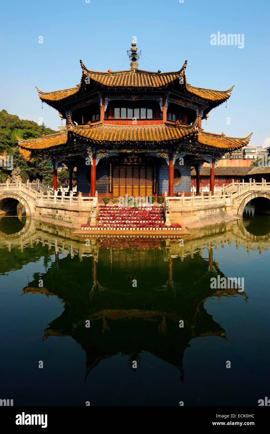 La Cina, nella provincia dello Yunnan, Kunming, pavilion nel tempio Yuantong Si, fondata nella dinastia Tang (618-907) Foto Stock