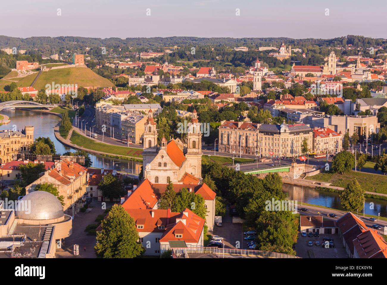 La Lituania (paesi baltici), Vilnius, centro storico elencati come patrimonio mondiale dall' UNESCO, visto sul ponte Zaliasis Titlas sul fiume Neris, la chiesa dell'Arcangelo San Raphaël in primo piano e la torre di Gediminas in alto a sinistra Foto Stock