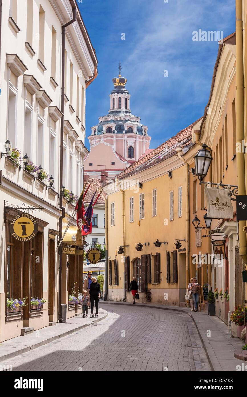 La Lituania (paesi baltici), Vilnius, centro storico sono classificati come patrimonio mondiale dall' UNESCO, Stikliu street nel piccolo ghetto ebraico della città vecchia, vista sul campanile della chiesa barocca di Saint-Casimir Foto Stock