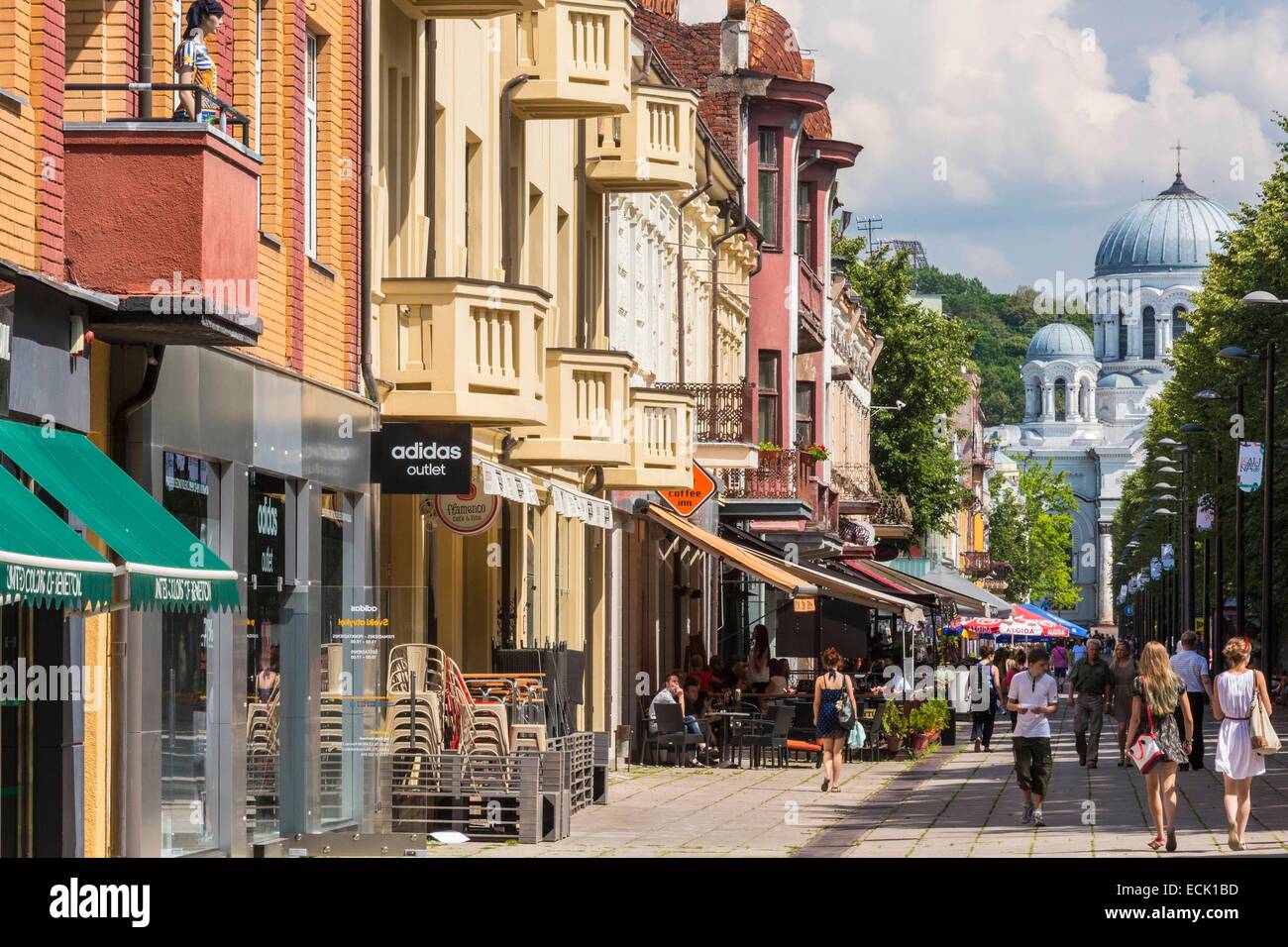 La Lituania (paesi baltici), Kaunas County, Kaunas, Laisves Aleja (Liberty Avenue) con una veduta della chiesa di San Michele Arcangelo o chiesa Garrison Foto Stock