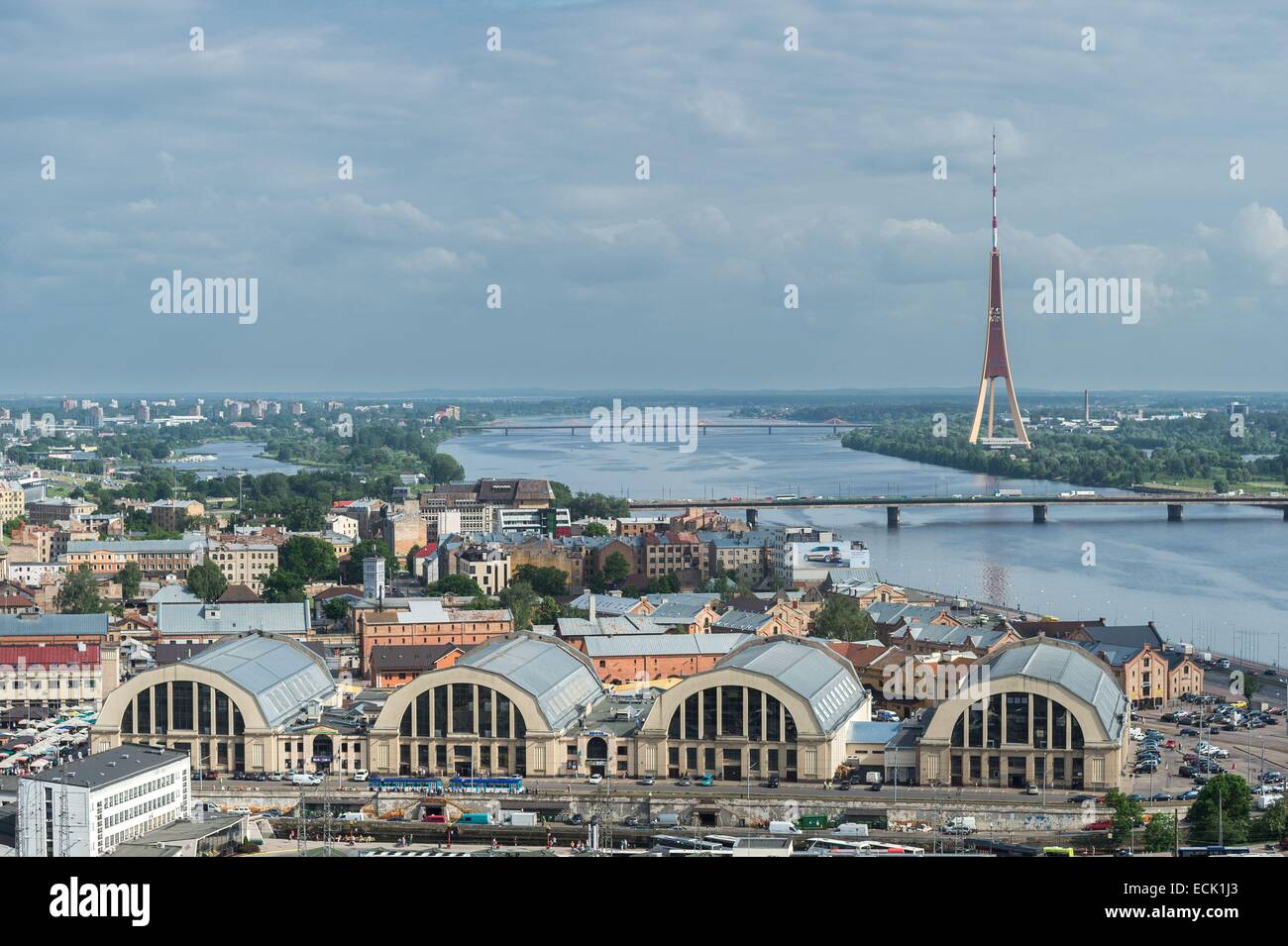 La lettonia, Vidzeme, Riga, capitale europea della cultura 2014, centro storico sono classificati come patrimonio mondiale dall'UNESCO, la vista della città e hangar Zeppelin alloggiamento del mercato centrale della città lungo il canal Pilsetas Foto Stock