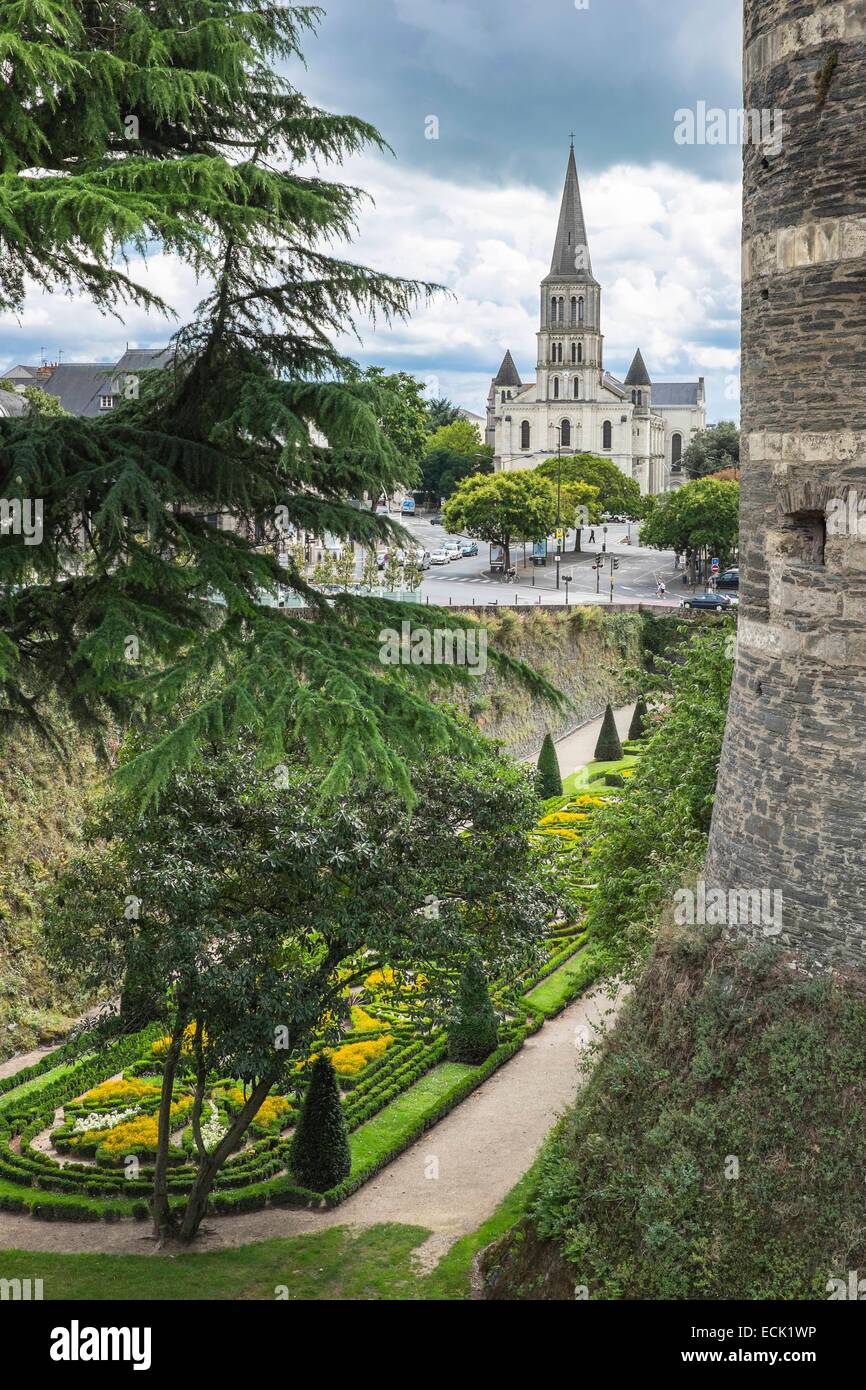 Francia, Maine et Loire, Angers, il castello dei duchi di Angiò, i giardini del castello e San narra presbiterio in background Foto Stock