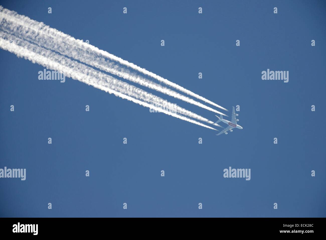 Francia, Doubs, long haul aeromobili con quattro motori in aperta blue sky lasciando un sentiero bianco dietro di lui importante Foto Stock