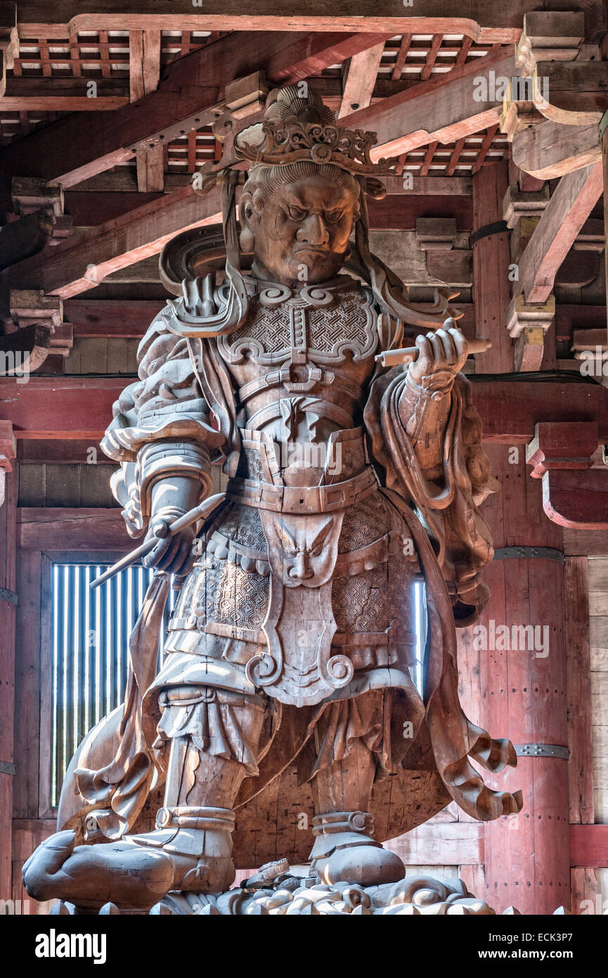 Una statua di Komoku-Ten, il Re Guardiano dell'Occidente, si trova all'ingresso della sala del grande Buddha (Daibutsuden) del tempio Todai-ji, Nara, Giappone Foto Stock