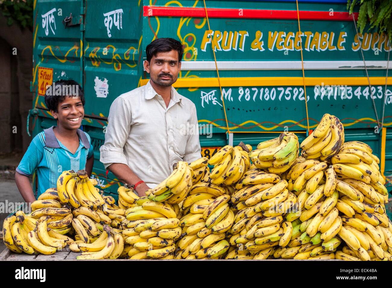 India, Nuova Delhi Saket district, Saket Mercato, fornitore di banana Foto Stock