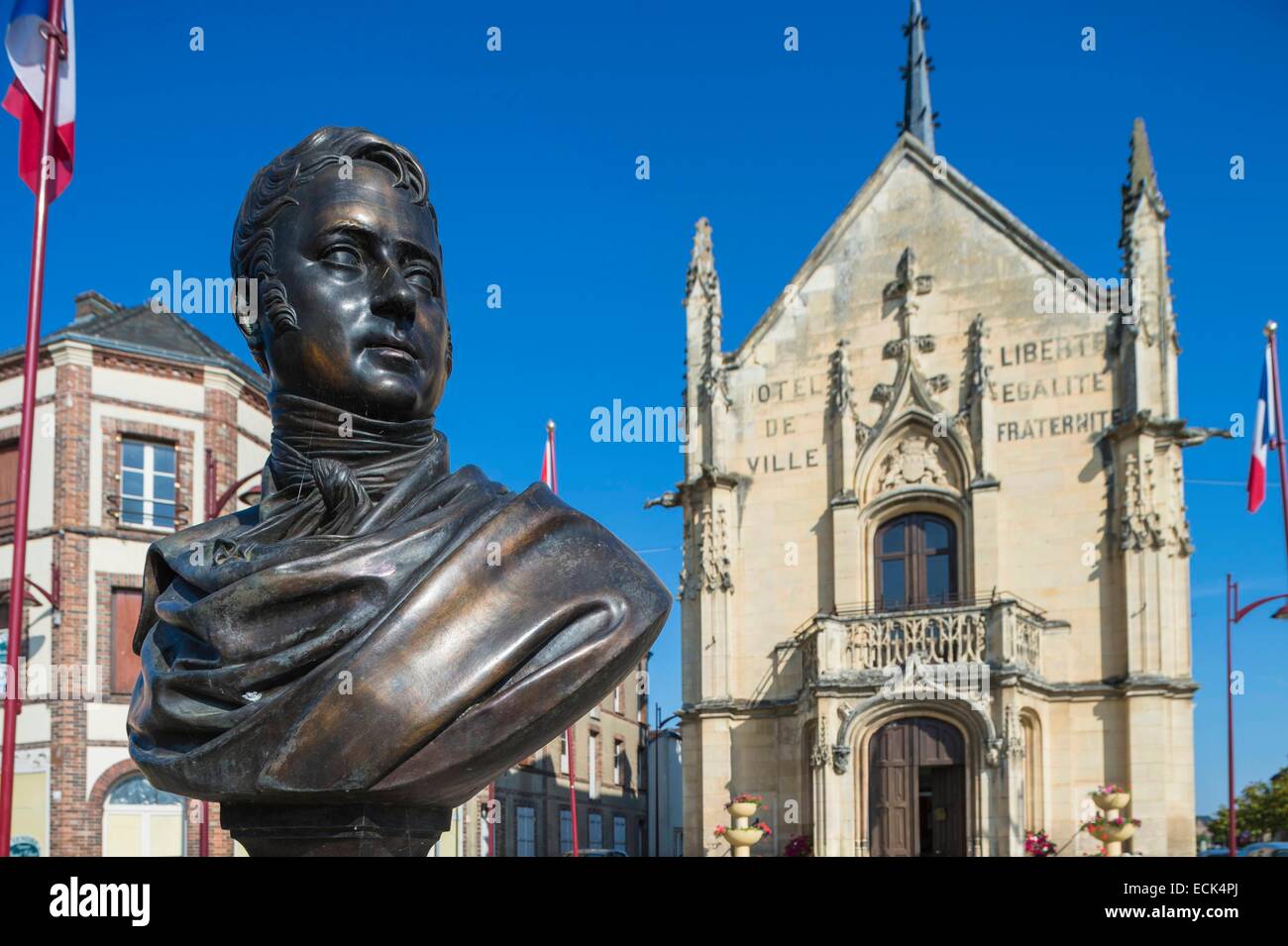 Francia, Eure, Breteuil (o Breteuil sur Iton), busto del barone Jacques Laffitte eretto sulla piazza dallo stesso nome e il neo municipio in stile gotico in background Foto Stock