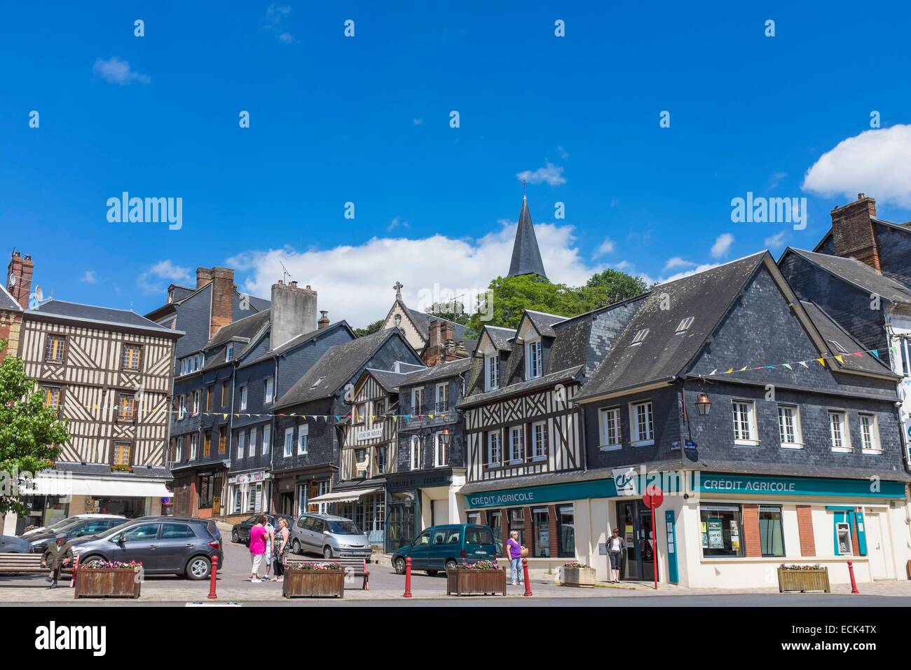 Francia, Eure, Cormeilles, il generale de Gaulle piazza e chiesa Sainte Croix Foto Stock