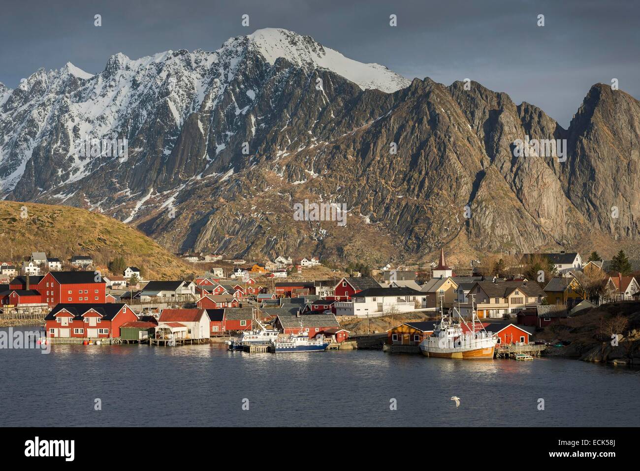 Norvegia, Nordland, arcipelago delle Lofoten, il villaggio di Reine sull isola Moskenesoy Foto Stock