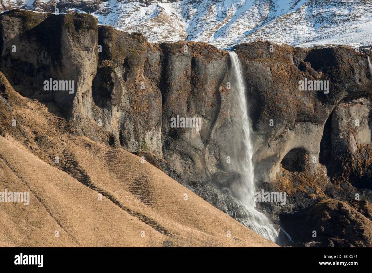 L'Islanda, regione Sudurland, cascata a Kirkjub╩jarklaustur Foto Stock