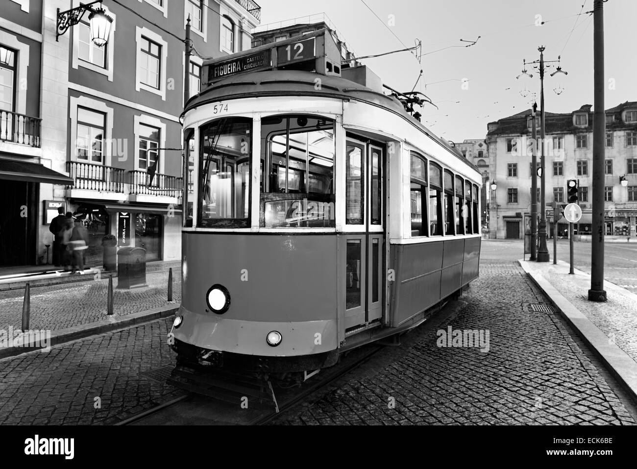 Il Portogallo, Lisbona: storico tram elettrico n. 12 nel centro cittadino di Lisbona come versione in bianco e nero Foto Stock