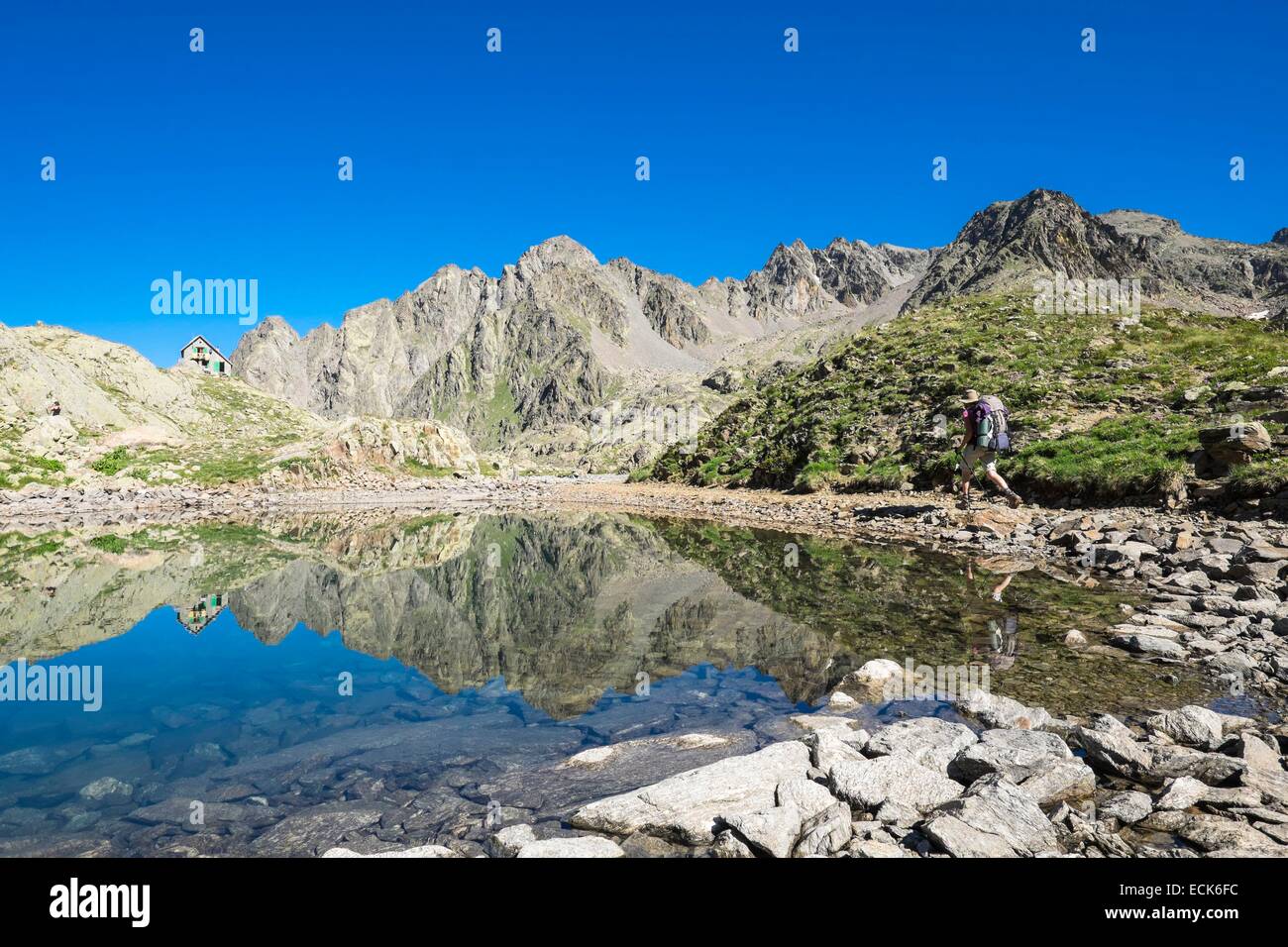 Francia, Alpes-Maritimes, il Parco Nazionale del Mercantour, escursioni al lago di Rabuons, rifugio Rabuons in background (alt : 2523m) Foto Stock