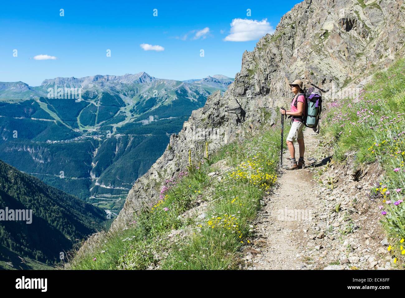 Francia, Alpes-Maritimes, il Parco Nazionale del Mercantour, escursioni al lago di Rabuons sulle Energie percorso, Auron skiresort in background Foto Stock