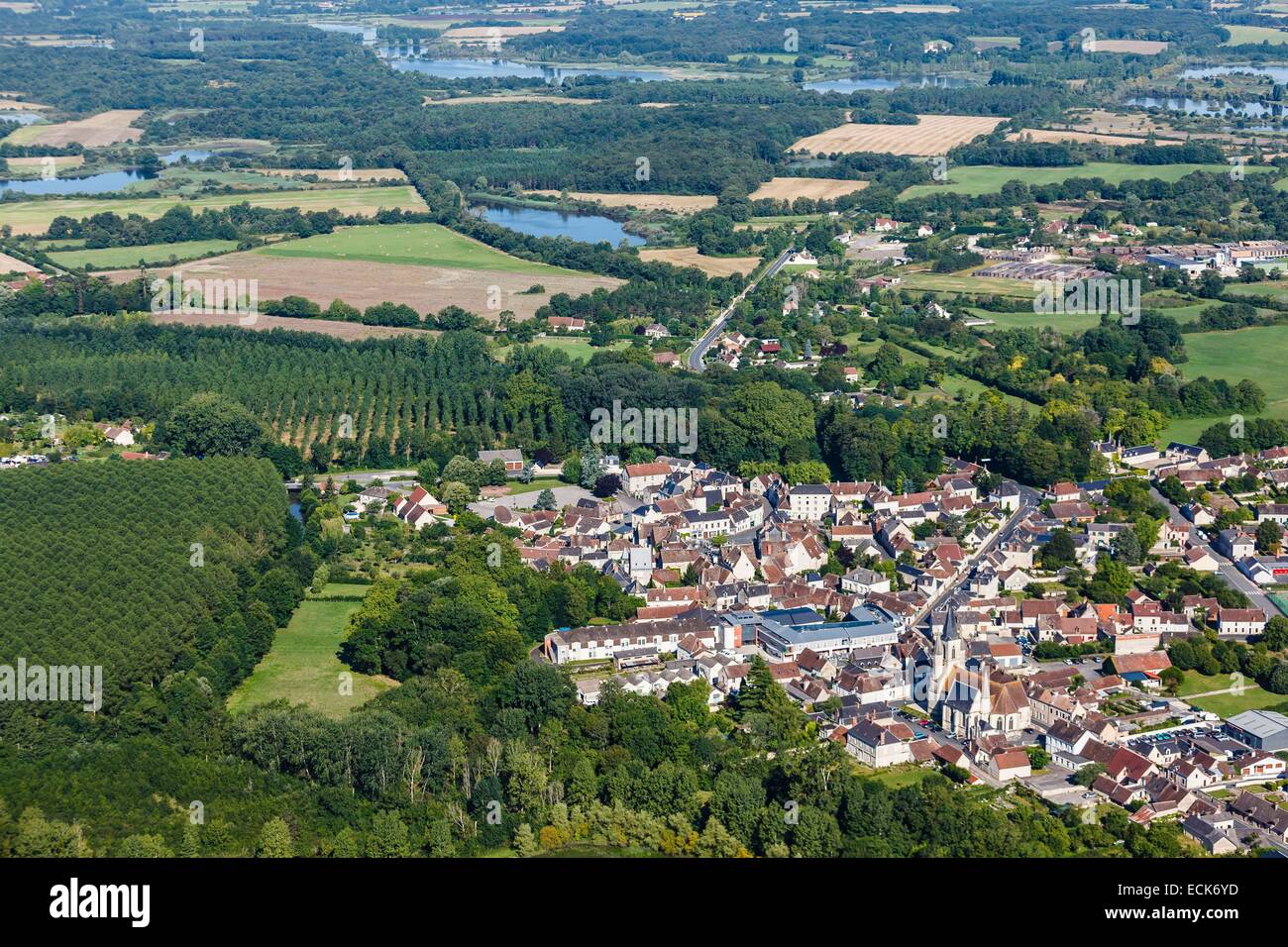 Francia, Indre, Mezieres en Brenne, il villaggio e stagni in La Brenne parco regionale (vista aerea) Foto Stock
