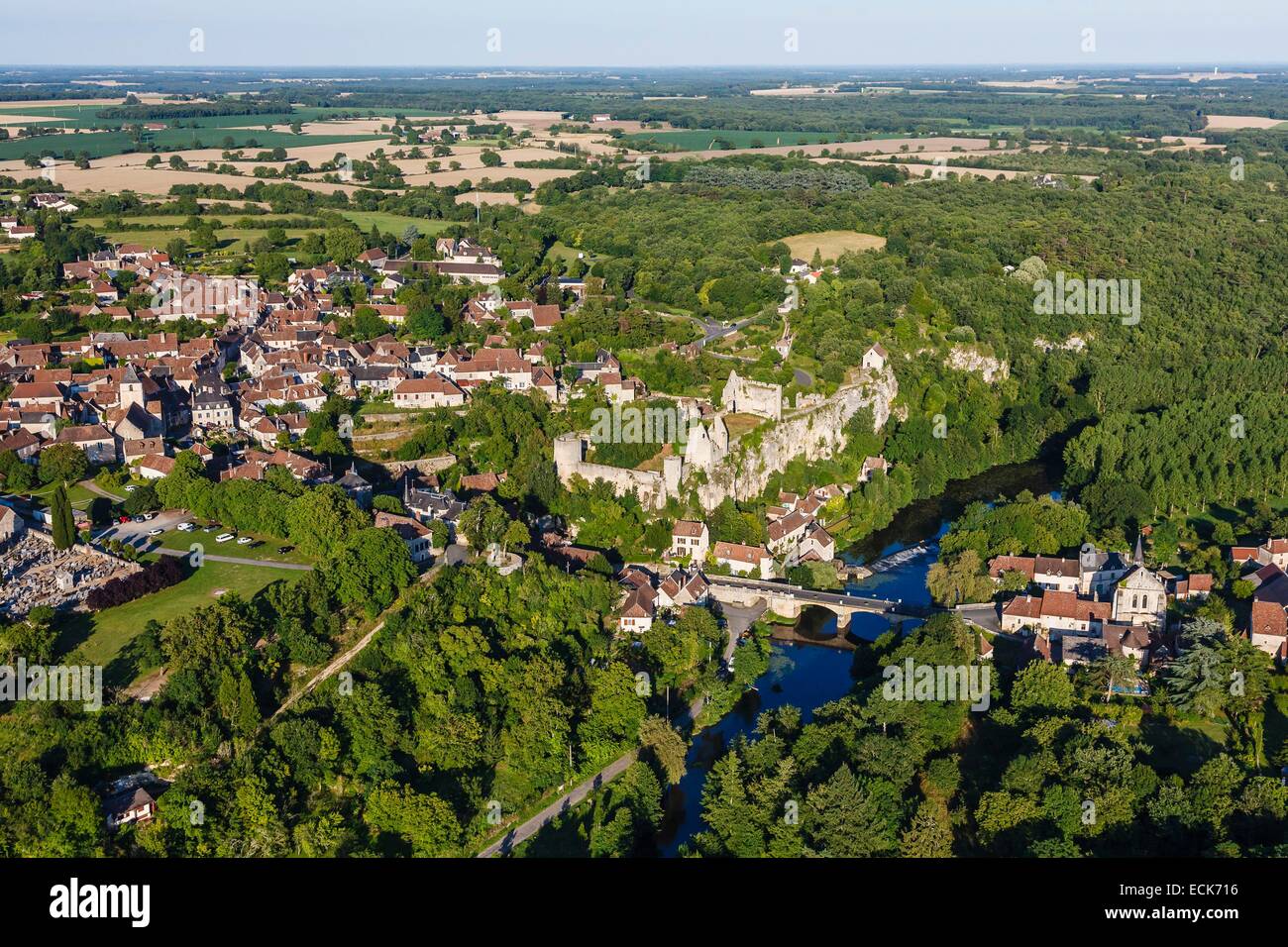 Francia, Vienne, angoli sur l'Anglin, etichettati Les Plus Beaux Villages de France (MoSaint bei villaggi di Francia), il borgo e il castello (vista aerea) Foto Stock
