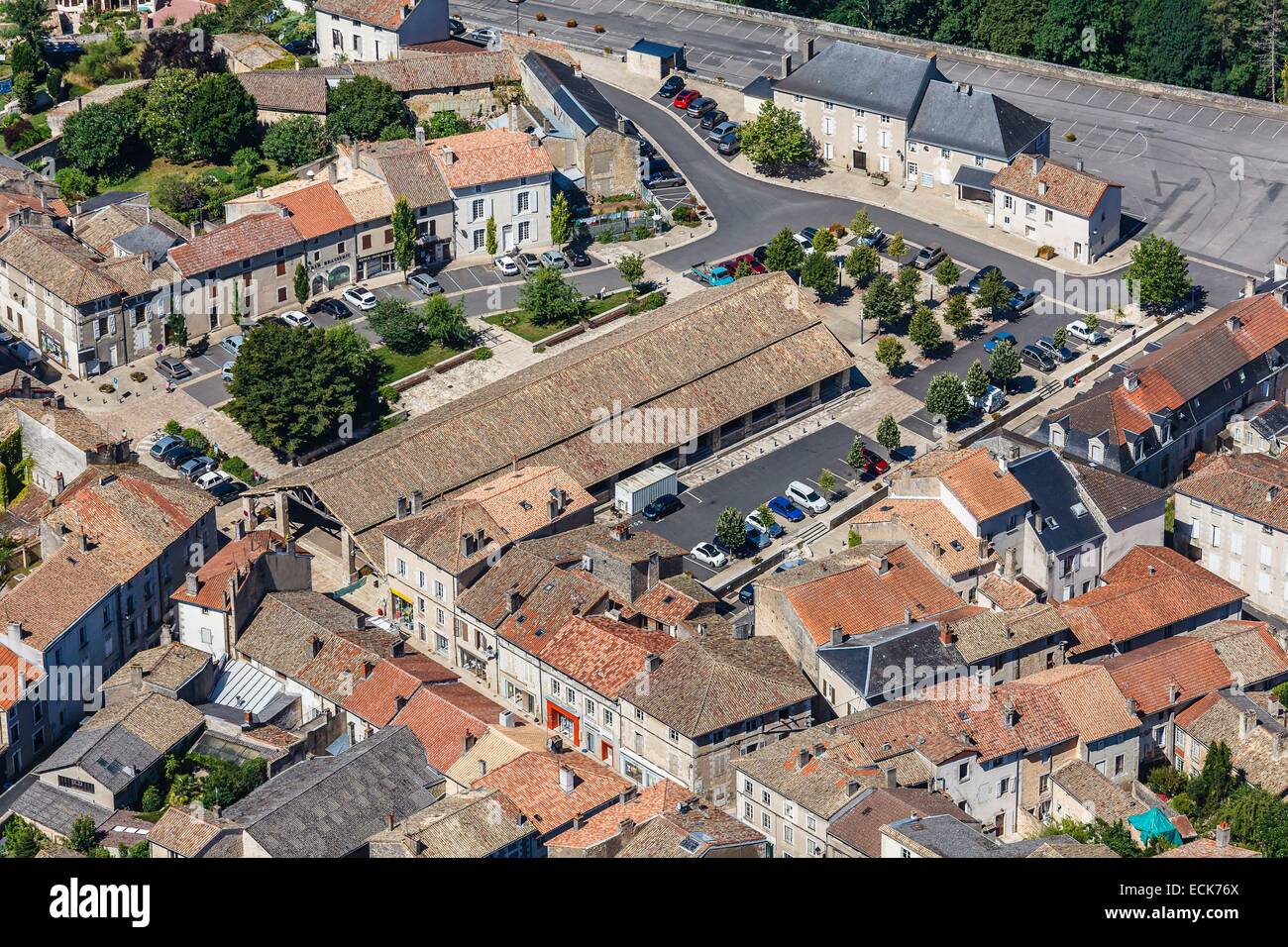 Francia, Vienne, Couhe, Village e il mercato coperto datata XV secolo (vista aerea) Foto Stock