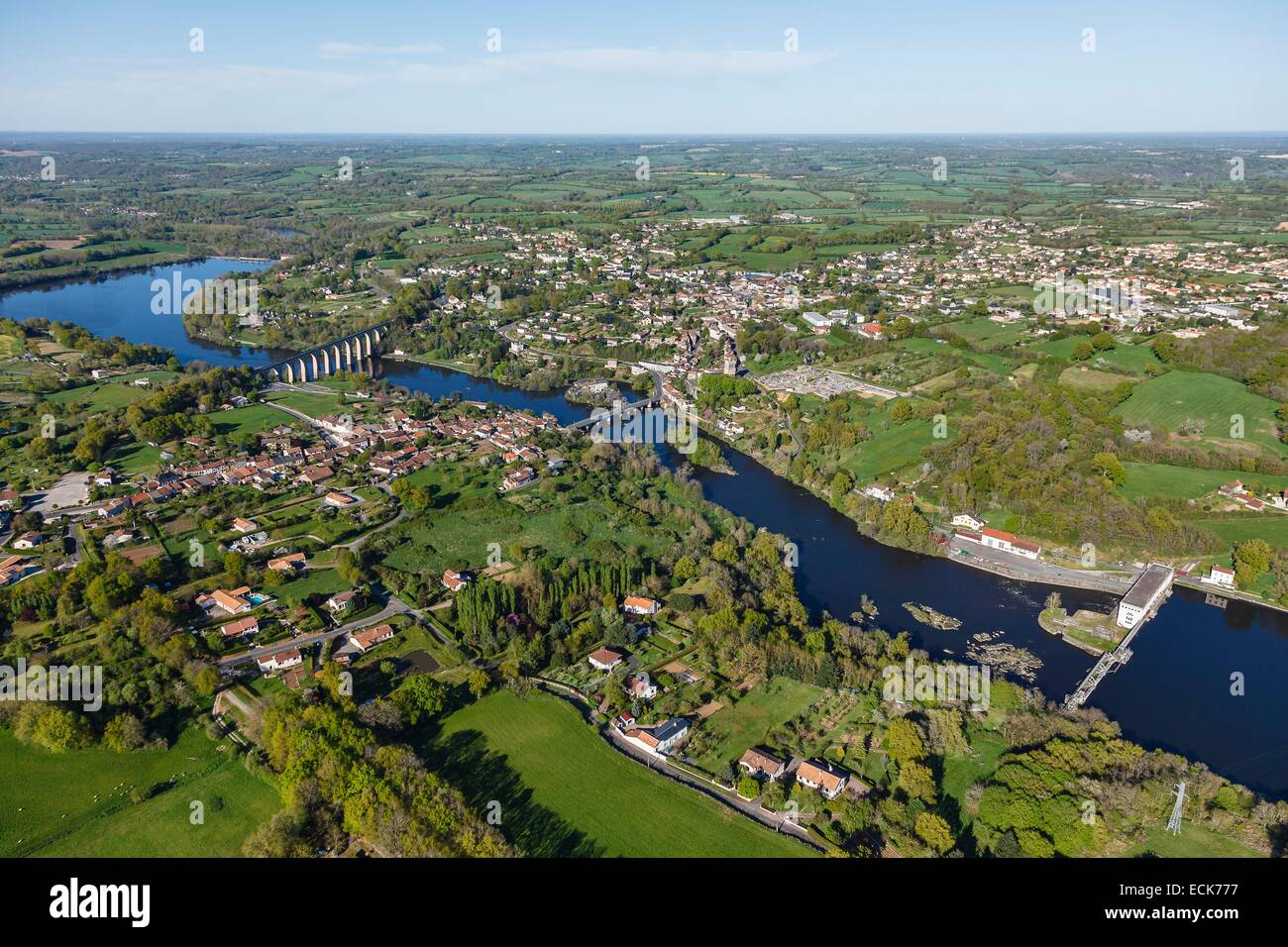 Francia, Vienne, l'Isle Jourdain, il villaggio sulla Vienne river (vista aerea) Foto Stock