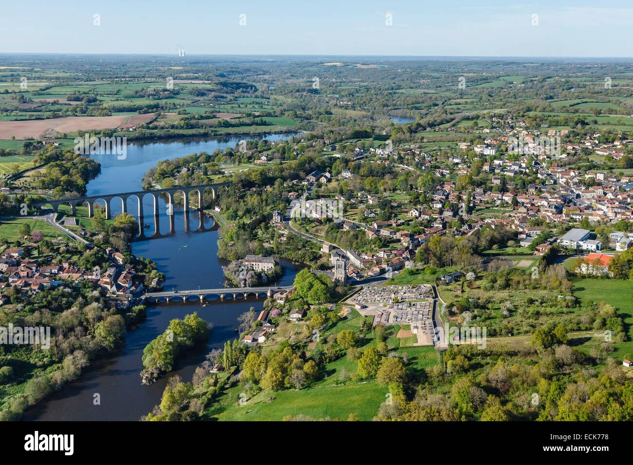 Francia, Vienne, l'Isle Jourdain, Viaduct e il ponte sopra la Vienne river (vista aerea) Foto Stock