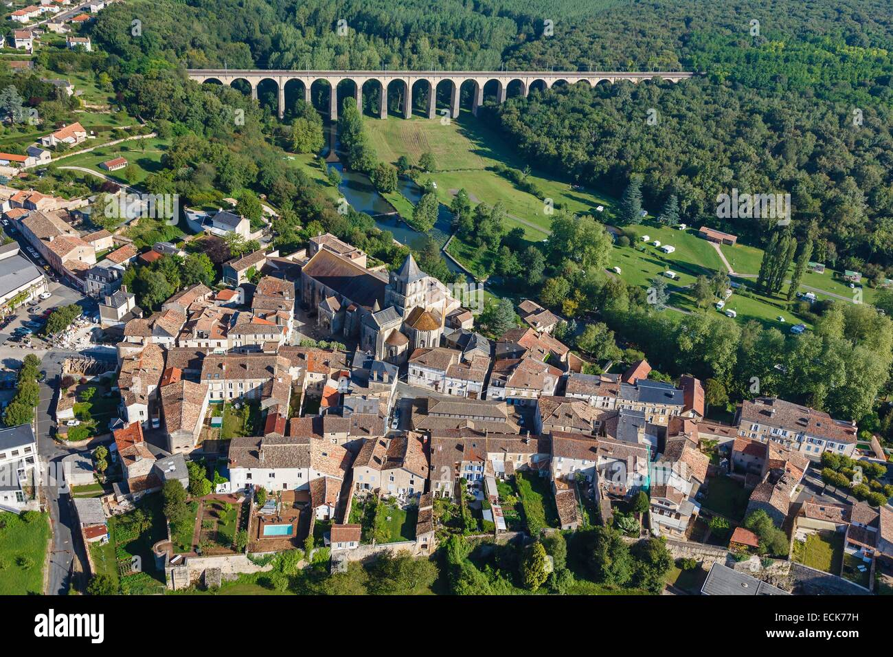 Francia, Vienne, Lusignan, il villaggio e il viadotto (vista aerea) Foto Stock