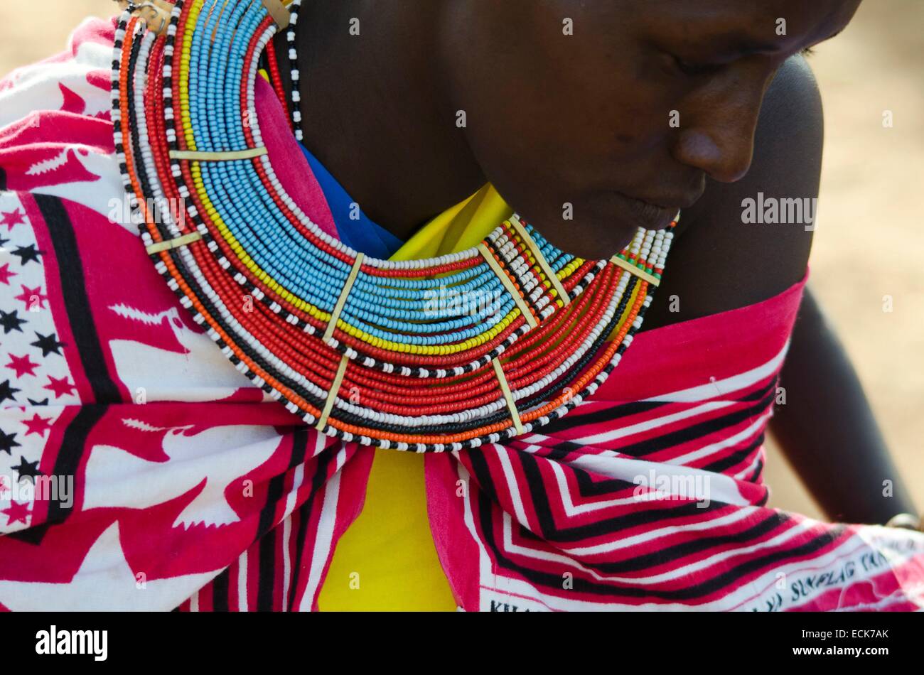 Kenya, Laikipia, IL Ngwesi, ritratto di donna in abito tradizionale e beadwork collana Foto Stock