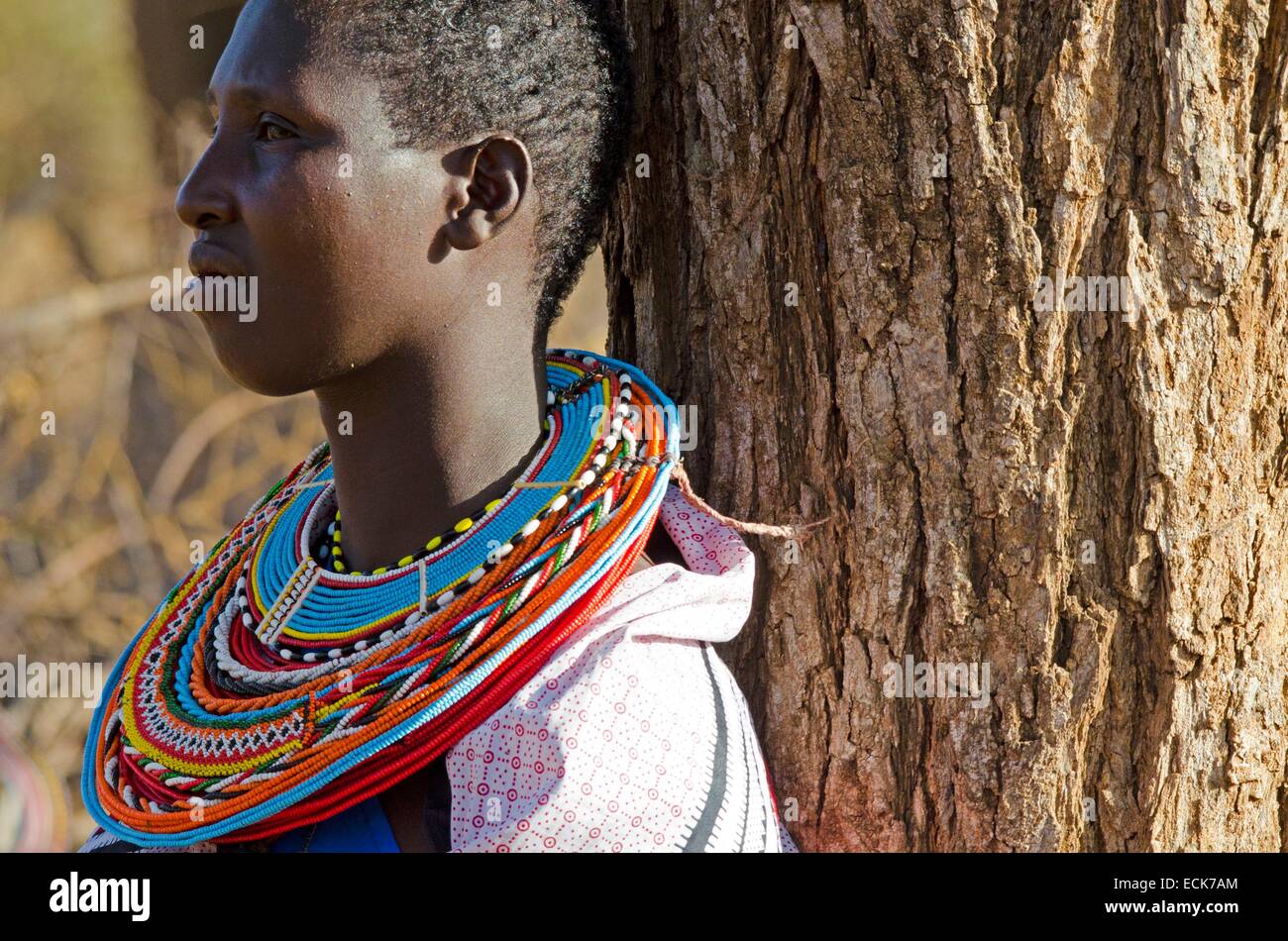 Kenya, Laikipia, IL Ngwesi, ritratto di uomo in abito tradizionale e beadwork collana Foto Stock