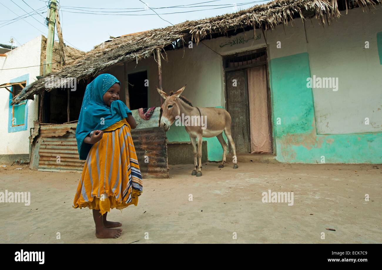 Il Kenya, l'arcipelago di Lamu, Lamu, ragazza e un asino di fronte a casa Foto Stock