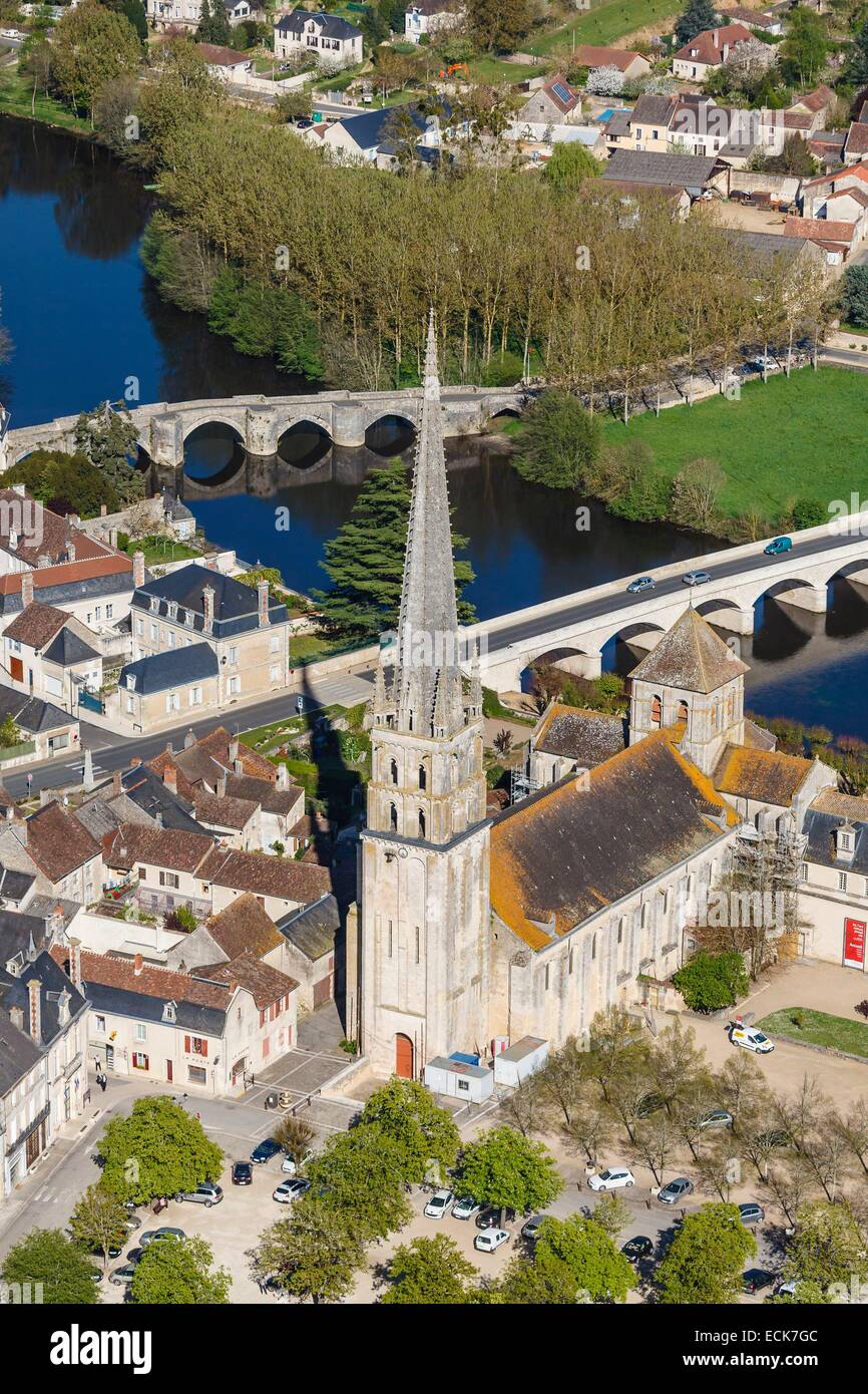 Francia, Vienne, Saint Savin, abbazia elencati come patrimonio mondiale dall' UNESCO e i ponti sul fiume Gartempe (vista aerea) Foto Stock