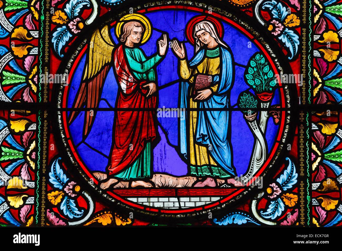 Francia, Vienne, Saint Savin, abbazia elencati come patrimonio mondiale dall' UNESCO, Annunciazione vetrata Foto Stock