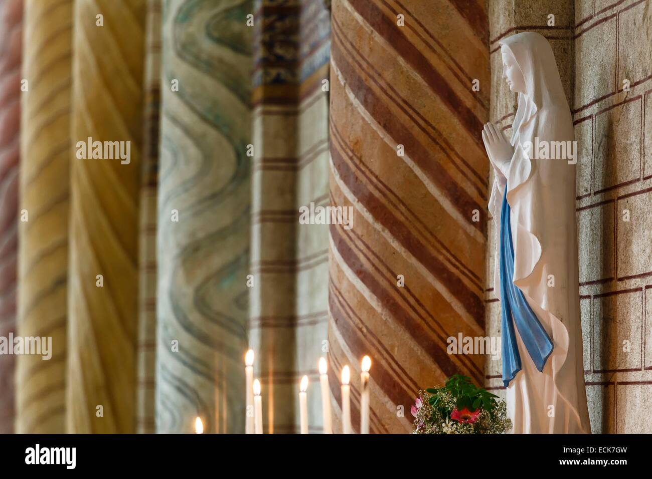 Francia, Vienne, Saint Savin, abbazia elencati come patrimonio mondiale dall' UNESCO, Vergine Maria statua e candele Foto Stock