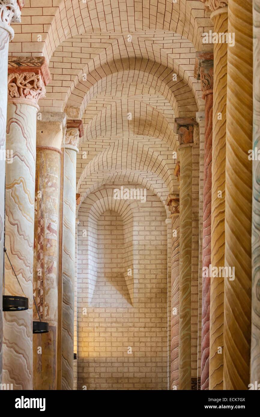 Francia, Vienne, Saint Savin, abbazia elencati come patrimonio mondiale dall' UNESCO, vault e colonne dipinte Foto Stock