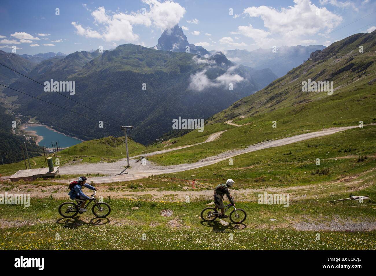 Francia, Pirenei Atlantiques, downhill mountain bike da treno d'Artouste stazione di partenza, la vista del lago Fabreges e Pic du Midi d'Ossau (2884m) Foto Stock