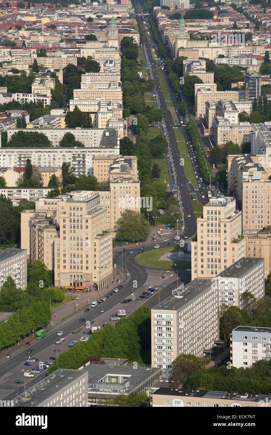 Germania, Berlino, Karl-Marx Allee è la più grande arteria del paese che conduce da Alexanderplatz a Frankfurter Tor e il regime comunista annualmente ha sfilato il suo esercito vi Foto Stock