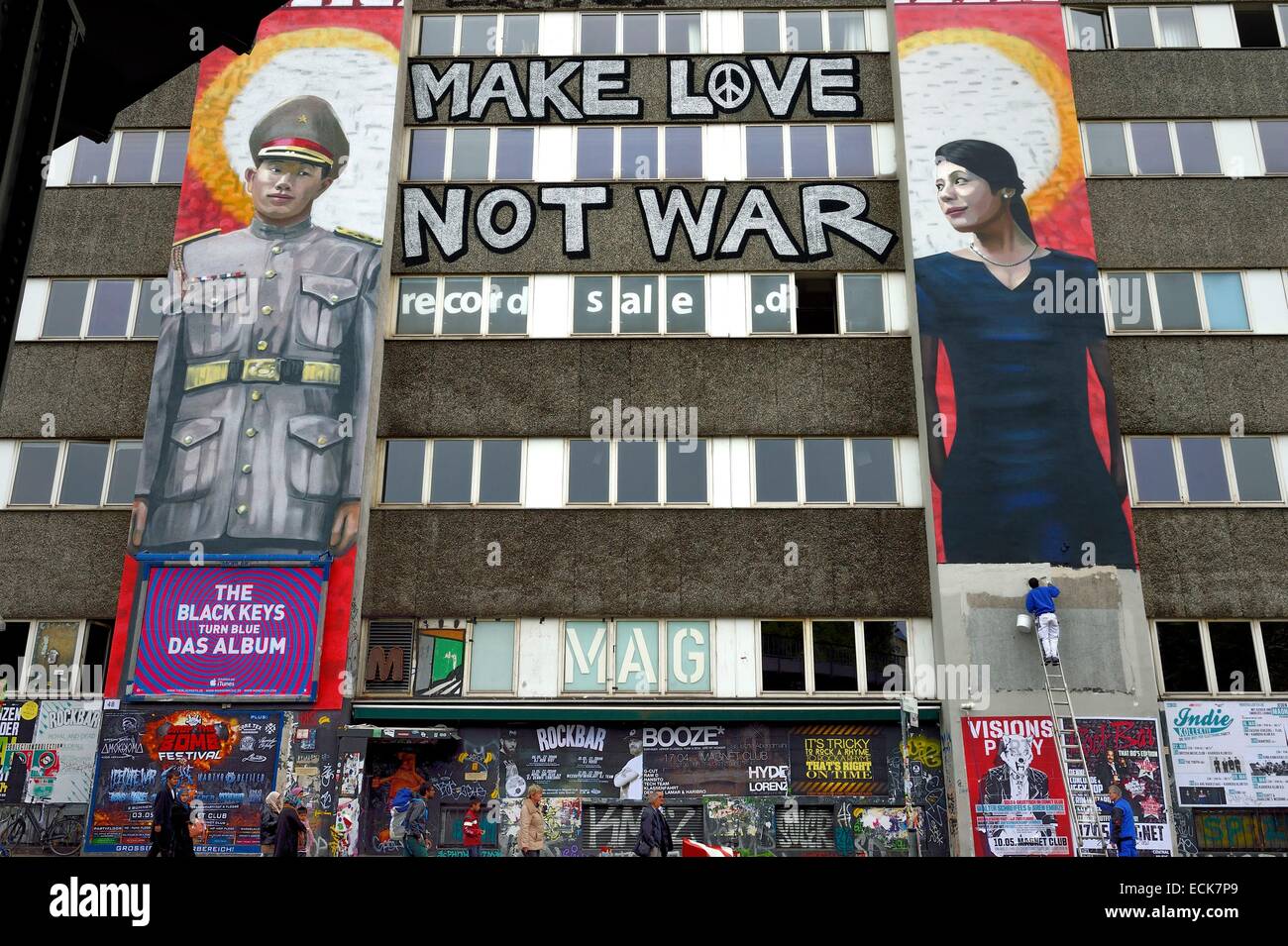 Germania Berlino, distretto di Friedrichshain-Kreuzberg, Arte di strada lavorare al di sopra del Mag¡net club presso Oberbaum¡brⁿcke ?Fare l amore e non la guerra? Foto Stock