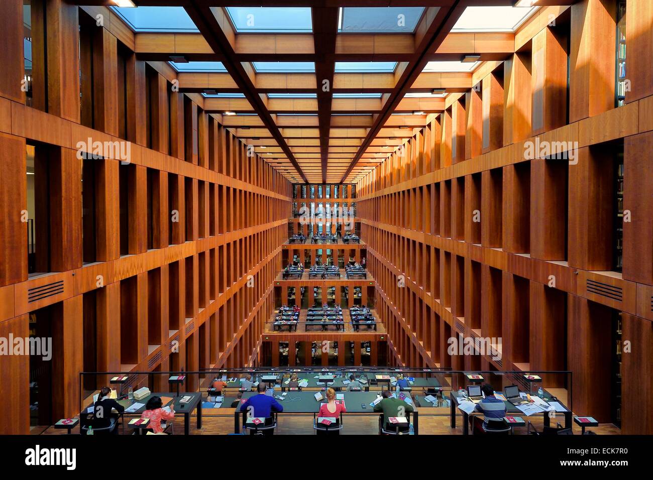 Germania Berlino, Jacob und Wilhelm Grimm Zentrum, il Humboldt University Library, costruito dall'architetto svizzero Max Dudler e inaugurato nel 2009 Foto Stock