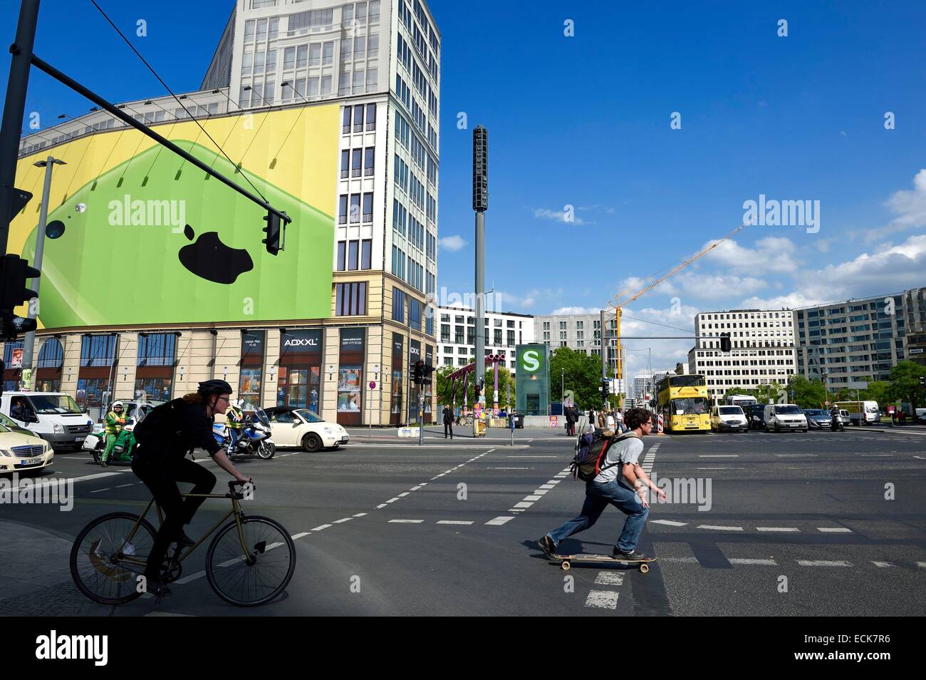 Germania, Berlino, Potsdamer Platz, falsa facciata di un edificio interamente composto di dipinto di telone per l'architettura e il tabellone per le affissioni Foto Stock