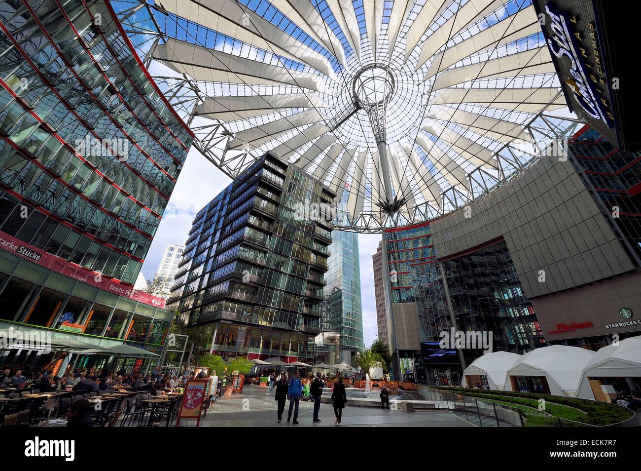 Germania, Berlino, Potsdamer Platz, la cupola di vetro del Sony Center dall'architetto Helmut Jahn Foto Stock