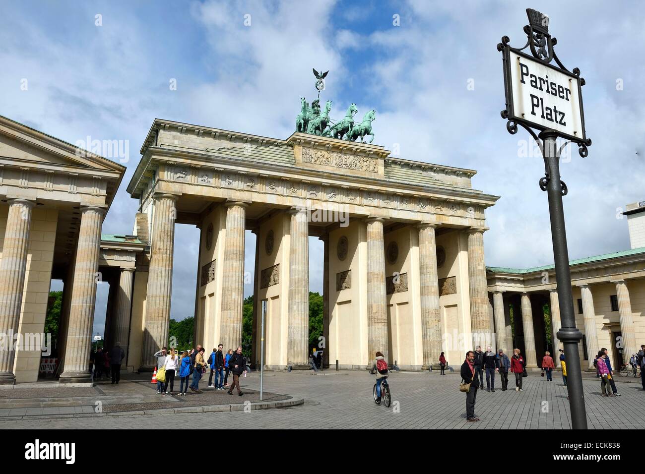 Germania, Berlino, Porta di Brandeburgo sulla sotto den Linden Avenue Foto Stock