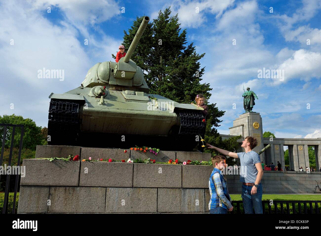 Germania, Berlino, Tiergaten distretto, Memoriale Sovietico dedicato al 81,116 soldati dell'Armata Rossa che morì durante la battaglia di Berlino nel mese di aprile-maggio 1945, celebrazione annuale della capitolazione nazista il 9 maggio 1945 per i Russi Foto Stock