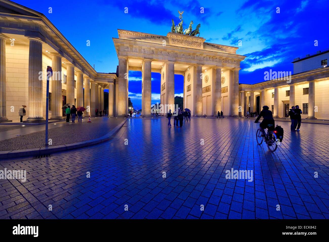 Germania, Berlino, Porta di Brandeburgo sulla sotto den Linden Avenue e Pariser Platz Foto Stock